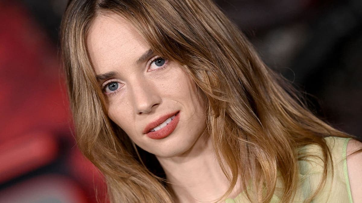 La actriz de Stranger Things, Maya Hawke, contrajo matrimonio con Christian Lee Hutson en una íntima ceremonia en Manhattan.