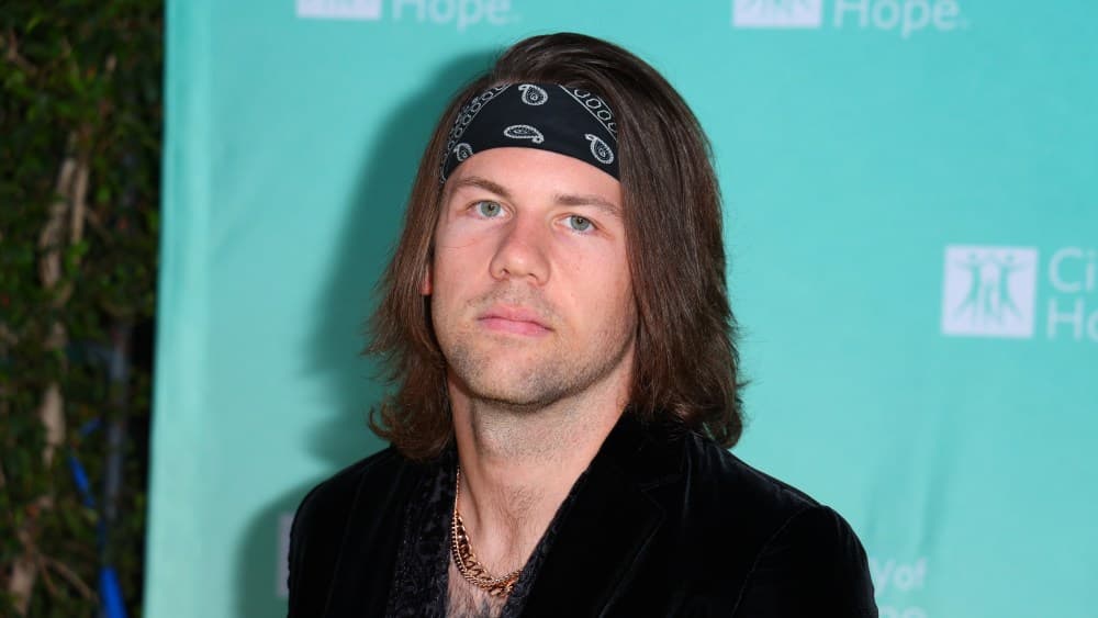 Caleb Shomo, el conocido vocalista de Beartooth, acaba de anunciar que es gay en una emotiva carta.