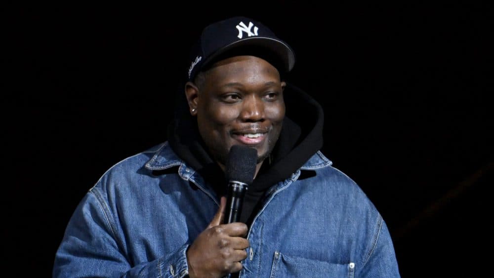 Michael Che abandona el roast de Kevin Hart y lanza críticas a sus guionistas por sus chistes controversiales.