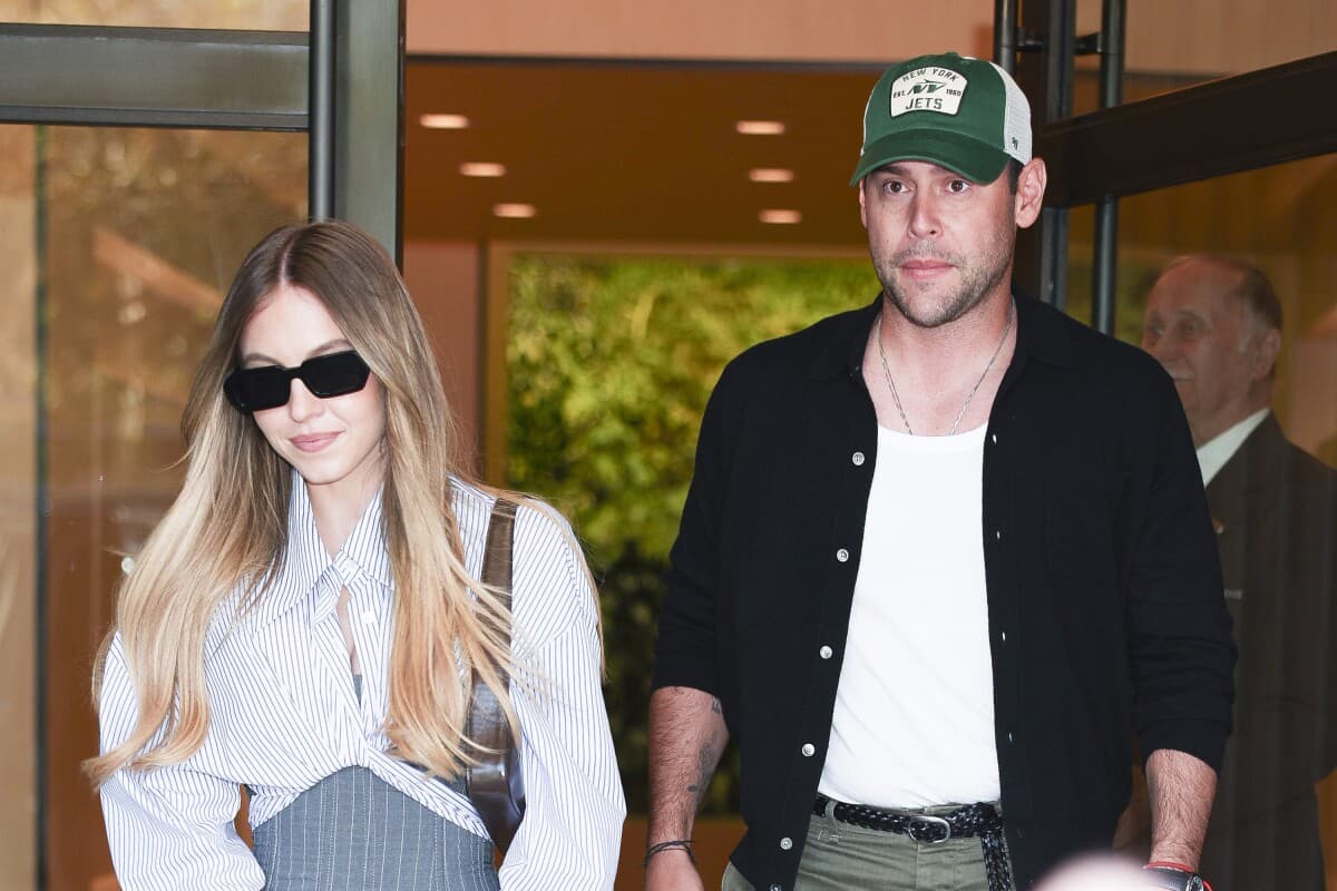 Scooter Braun comenta que las escenas controversiales de Sydney Sweeney son parte de su trabajo y no afectan su relación.