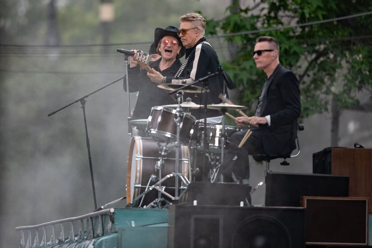 La emblemática banda U2 sorprendió a sus fans al grabar en la Plaza Santo Domingo de la CDMX.