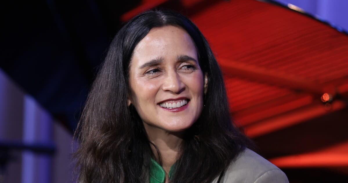 La música y la escritura se entrelazan en la nueva obra de Julieta Venegas, donde aborda su maternidad y la culpa.