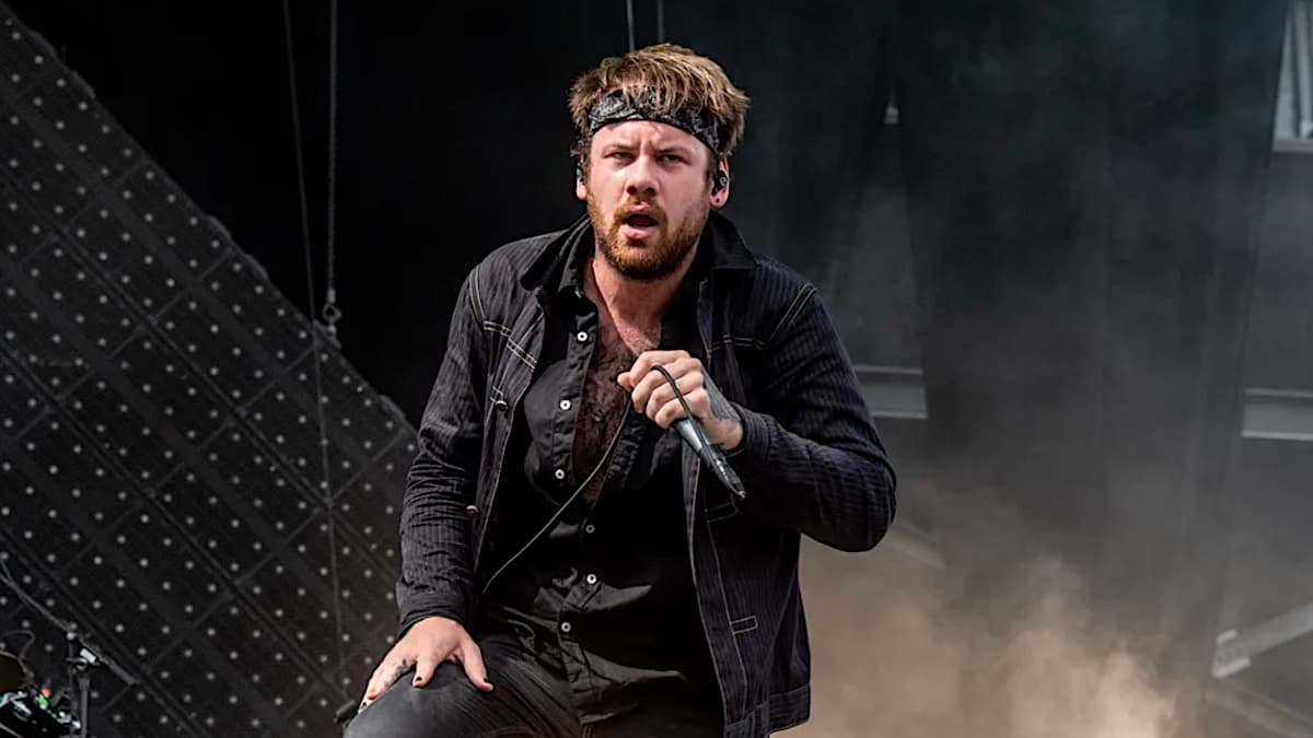 El vocalista de Beartooth, Caleb Shomo, revela su orientación sexual en un emotivo comunicado en redes sociales.