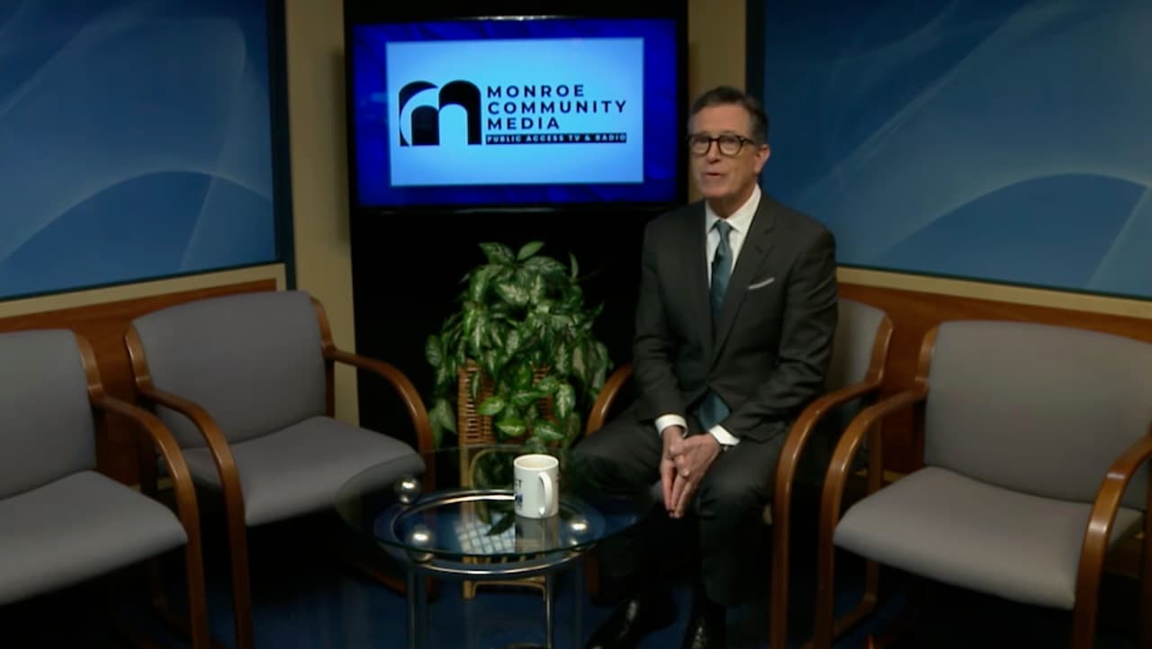 Stephen Colbert sorprende al público con un regreso inesperado a la televisión en un programa de acceso público de Michigan.