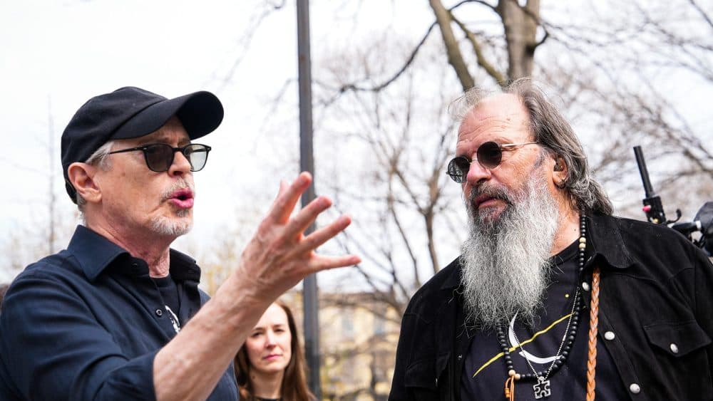 Steve Earle y Steve Buscemi rinden homenaje a la diversidad de Nueva York en el nuevo video 'City of Immigrants'.