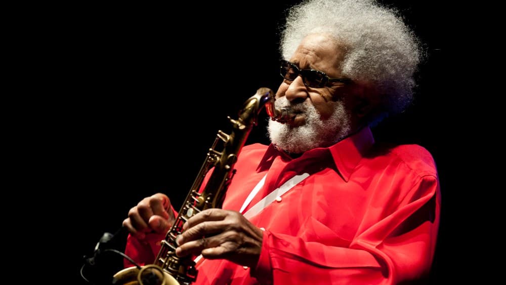 El saxofonista de jazz Sonny Rollins, una figura icónica del género, ha fallecido a los 95 años, dejando un legado imborrable.