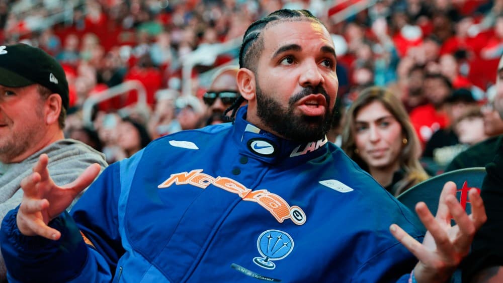 Drake logra un hito al convertirse en el primer artista en debutar en las tres posiciones principales de las listas.
