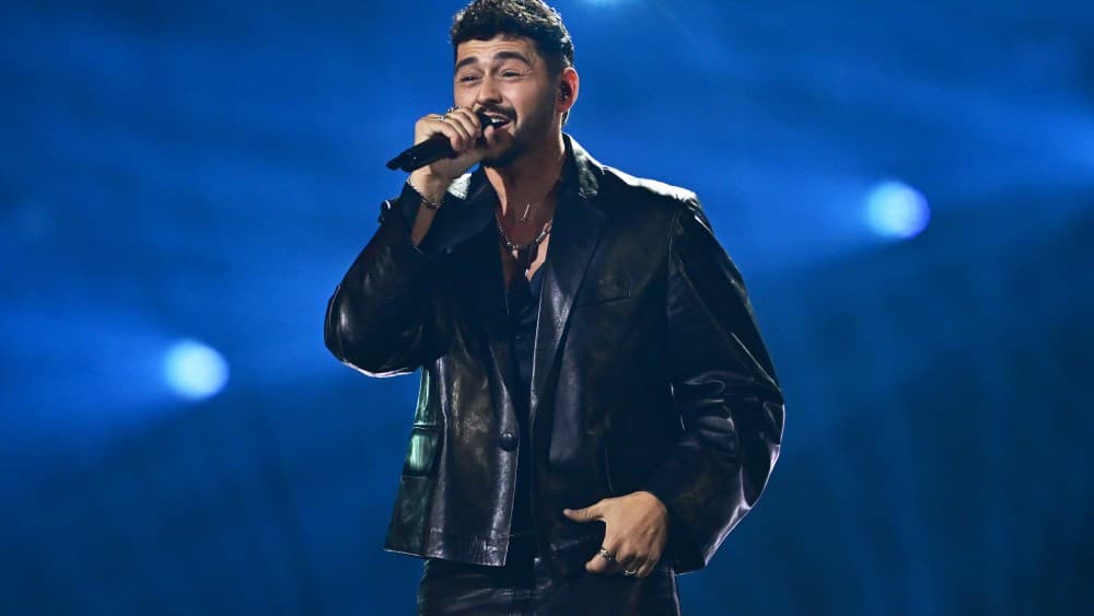 El cantante israelí Noam Bettan enfrentó protestas durante su actuación en Eurovisión 2026, retrasando su presentación.
