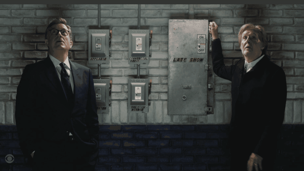 El cierre de The Late Show vio a Paul McCartney encender la nostalgia al despedirse con un emotivo singalong.
