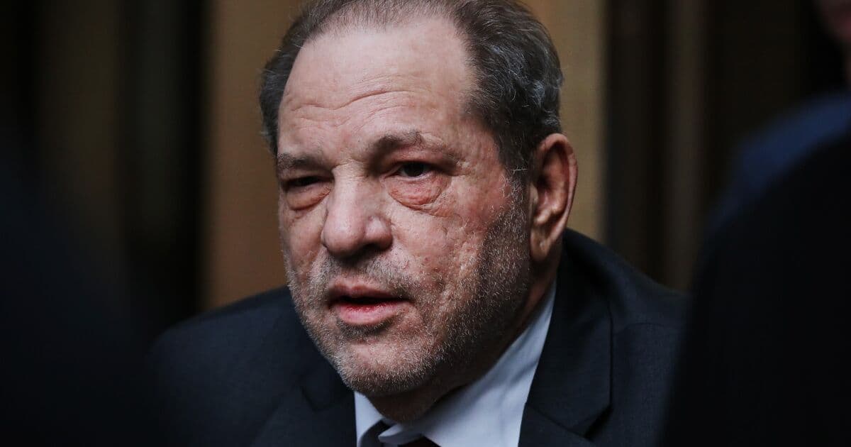 La Fiscalía de Manhattan ha retirado el último cargo de violación contra Harvey Weinstein en un caso que ha durado años.