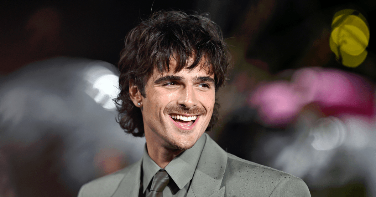 El actor Jacob Elordi tuvo un incómodo encuentro con un fan en Japón mientras pedía espacio para una fotografía.