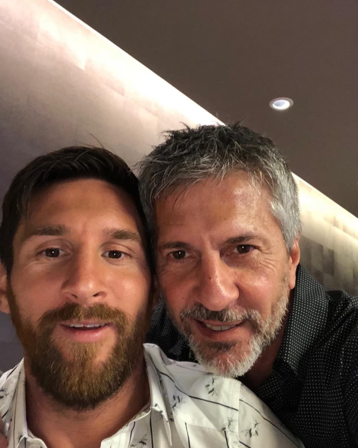 La familia de Lionel Messi desmiente rumores sobre la salud de su padre Jorge, quien evoluciona favorablemente.