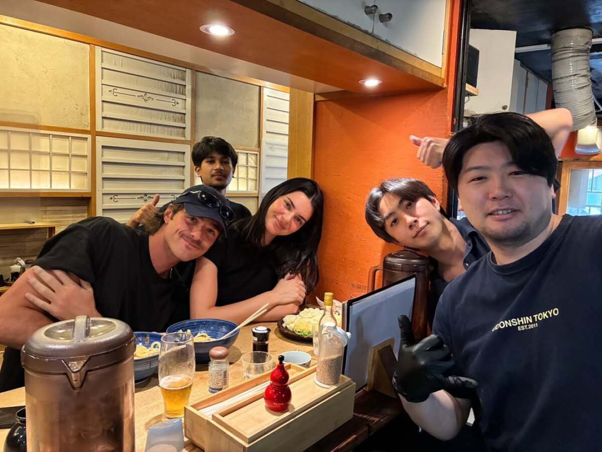Kendall Jenner y Jacob Elordi comparten una cena en Japón, avivando rumores de romance serio entre los dos.