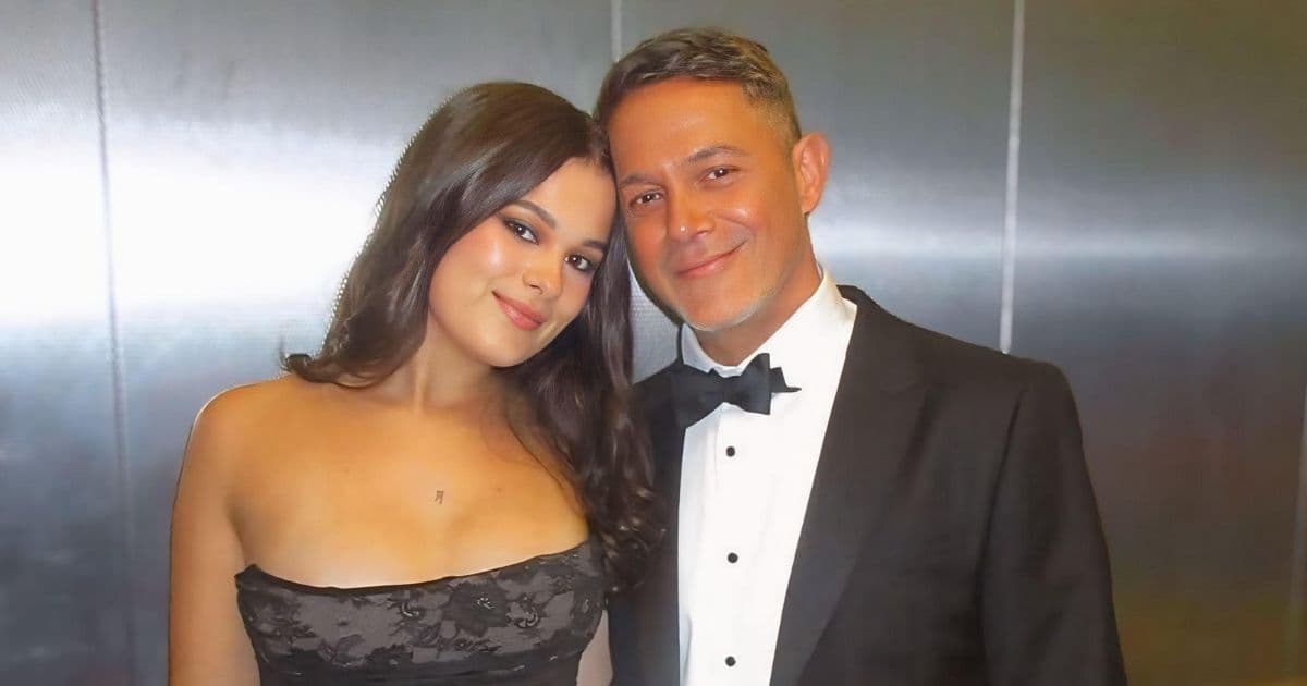 Manuela Sanz revela cómo ha crecido bajo la sombra de la fama y lo que admira de sus padres.