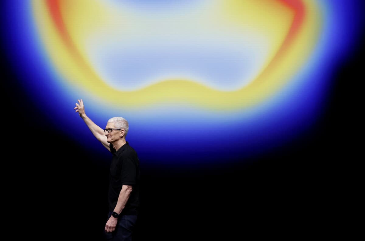 John Ternus, sucesor de Tim Cook, enfrenta nuevos retos en Apple con la inteligencia artificial.