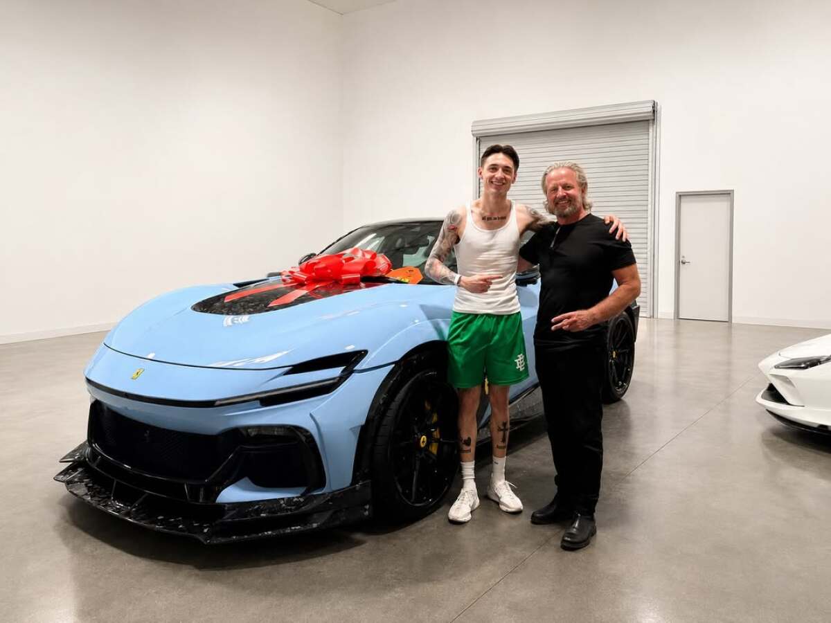 El famoso músico Peso Pluma adquiere un lujoso Ferrari, un símbolo de cambio tras su separación con Kenia Os.