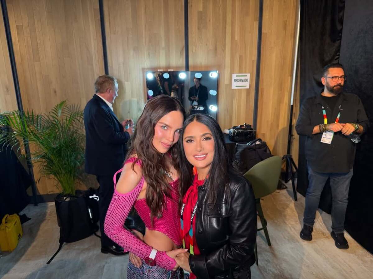 Belinda comparte cómo Salma Hayek le dio una curiosa “nalgada de la suerte” previo a su gran participación.