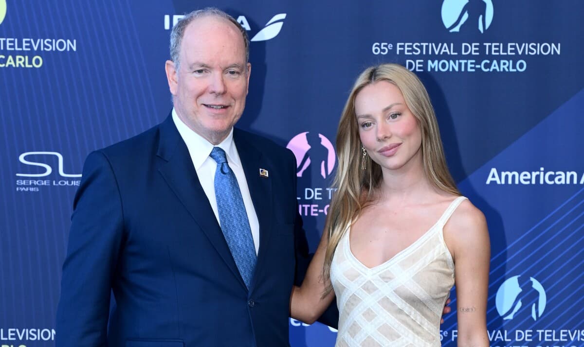 Ester Expósito recibió el International Golden Nymph Award de manos del príncipe Alberto en el Festival de Televisión de Montecarlo.