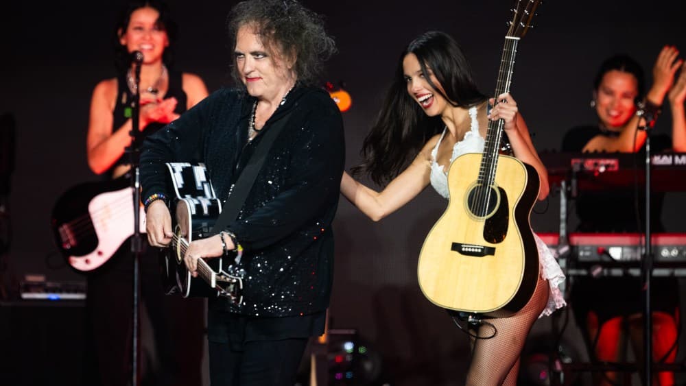 Olivia Rodrigo estrena un emotivo dueto titulado What's Wrong With Me junto a Robert Smith en su nuevo álbum.
