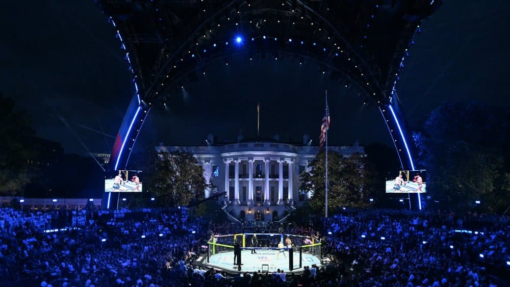 El expresidente Trump conmemora su aniversario con peleas de UFC en la residencia presidencial.
