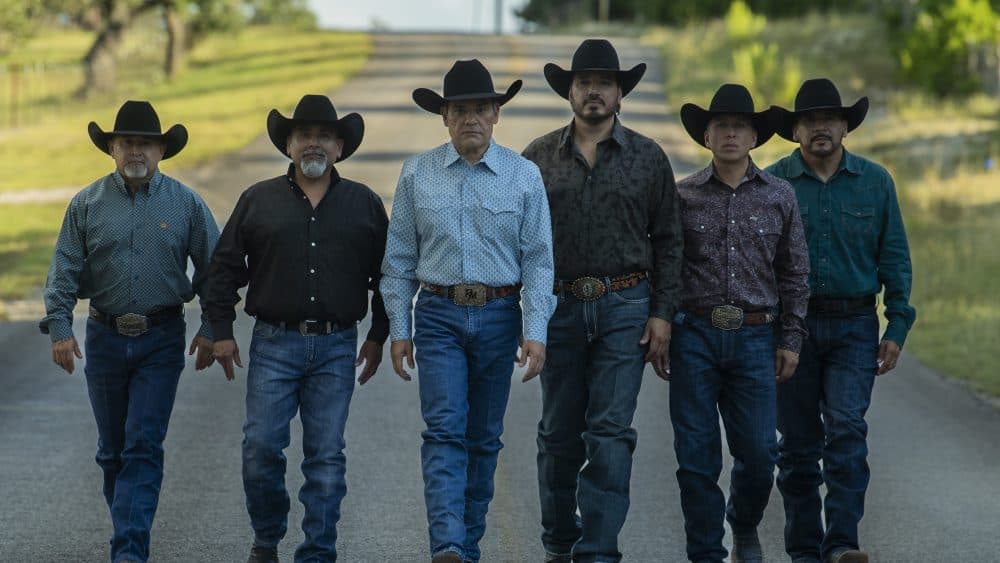 El grupo mexicano Intocable forma una nueva alianza con Primary Wave Music para impulsar su música.