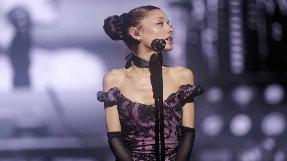 La aclamada artista Ariana Grande mostró su potencia vocal en la apertura de su gira en Oakland.