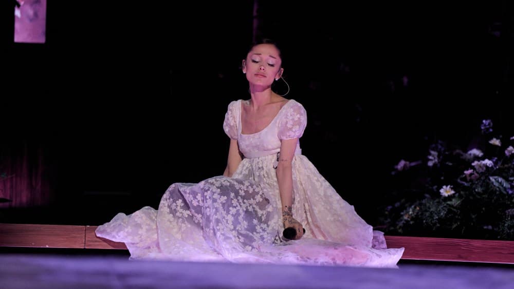 Ariana Grande alcanza una nueva cima en su carrera con su décimo single número uno en el ránking.