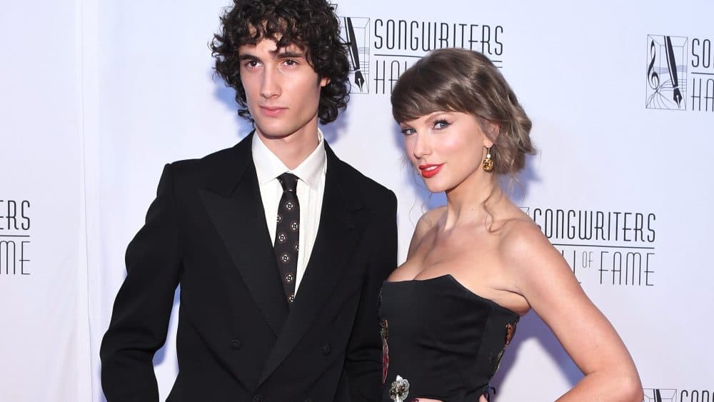 Sombr cautivó al público durante una interesante reinterpretación de Taylor Swift en la ceremonia del Songwriters Hall of Fame.
