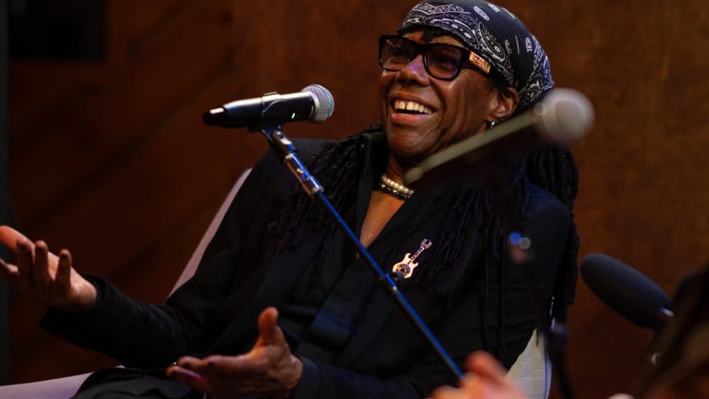 Nile Rodgers revela historias fascinantes sobre su experiencia con David Bowie y Madonna en una reciente conversación.