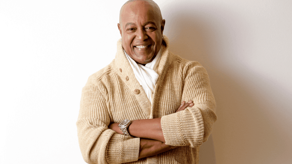 Peabo Bryson, reconocido por sus éxitos en Disney, ha fallecido, dejando un legado musical inolvidable.
