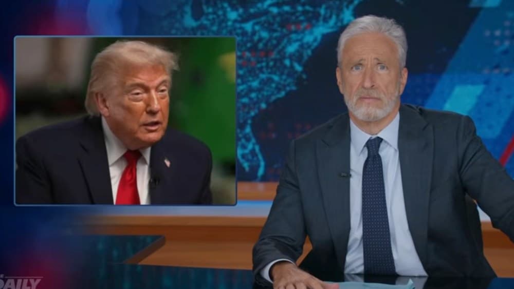 Jon Stewart critica a Donald Trump después de su inesperada salida en entrevista de Meet the Press.