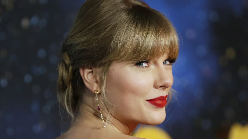 El patrimonio de Taylor Swift ha alcanzado los 2 mil millones gracias a su exitoso Eras Tour y lanzamientos musicales múltiples.