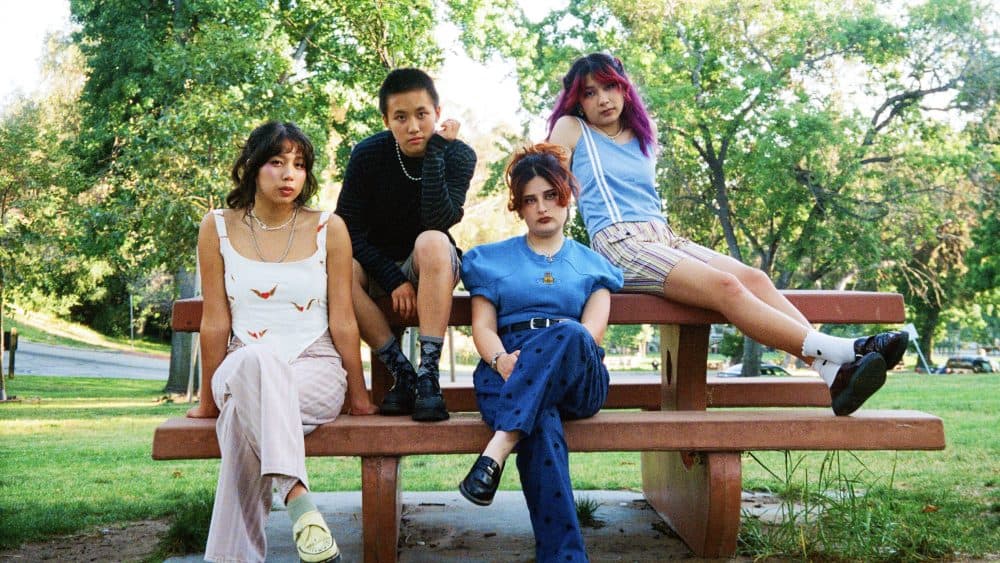 The Linda Lindas han firmado un contrato con Reprise-Warner Records, un hito importante en su carrera.