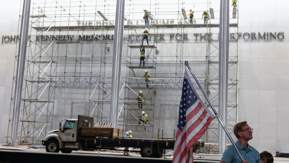 La remoción del nombre de Donald Trump del Kennedy Center marca un momento significativo en la cultura política actual. 