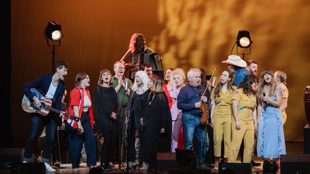 Artistas como Emmylou Harris y Margo Price se unen para rendir homenaje a John Prine en un espectacular tributo.