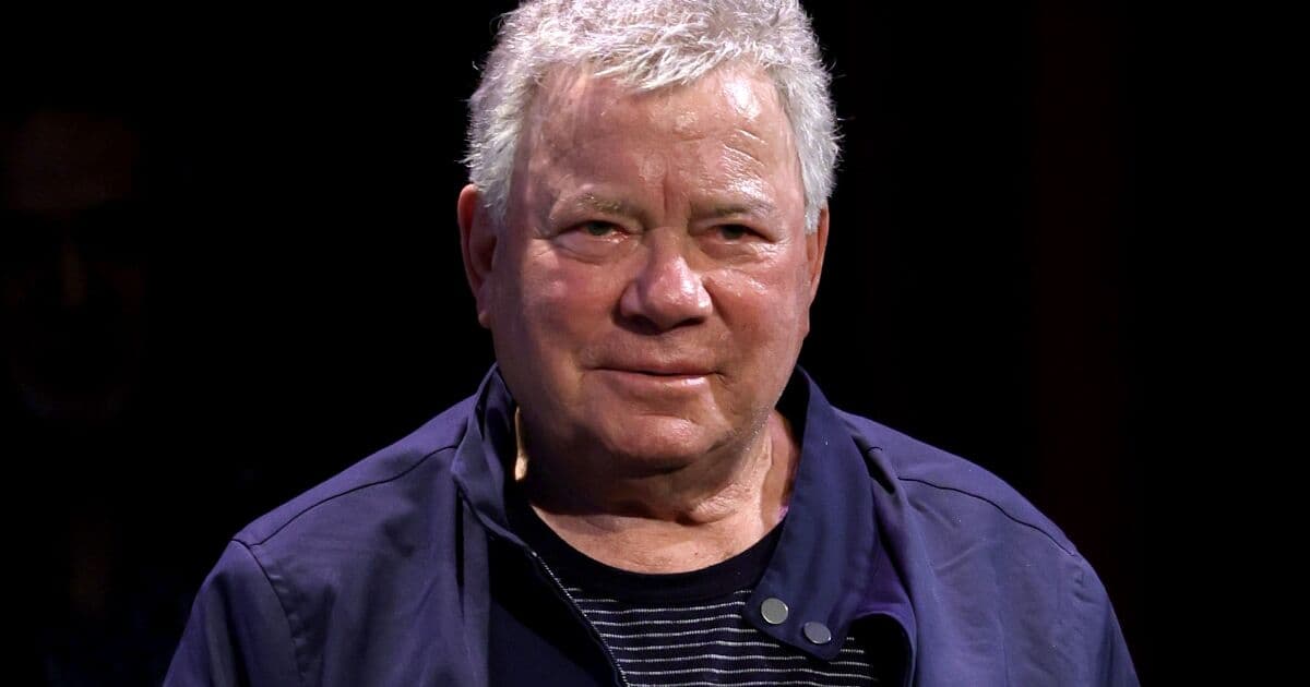 William Shatner y su hija Melanie comparten su experiencia tras el diagnóstico de cáncer en fase 4. Conocen su lucha y esperanza.