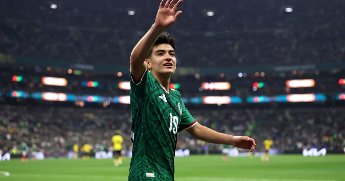 A pesar de no asistir, Gilberto Mora recibió un emotivo homenaje por parte de sus compañeros de graduación.