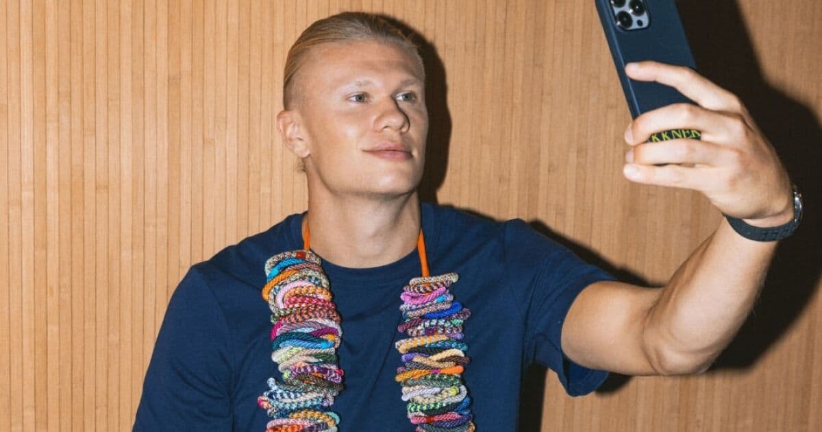 El futbolista Erling Haaland transforma su icónica imagen en una nueva estrategia comercial.