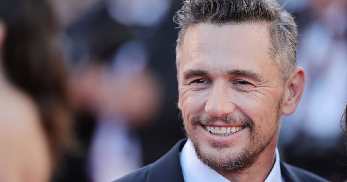 James Franco compartió un video donde afirma mostrar a un extraterrestre en su hogar, generando risas en redes sociales.