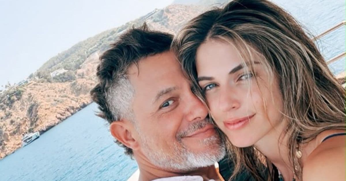 La actriz Stephanie Cayo aclara los rumores de embarazo con Alejandro Sanz tras una foto en vacaciones.