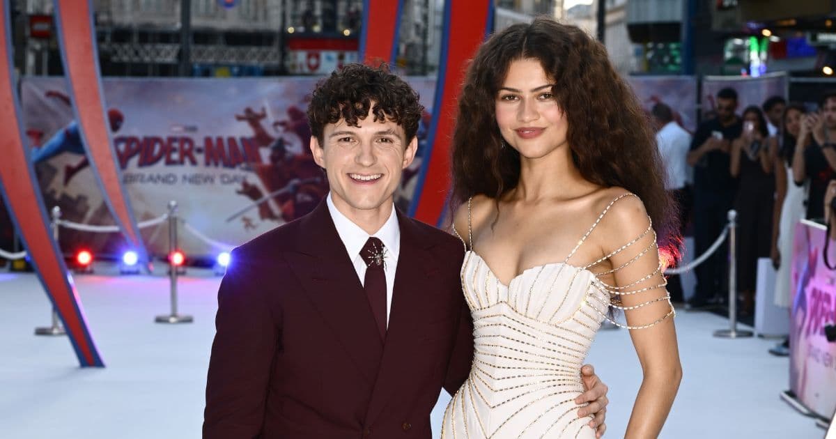 Tom Holland comparte cómo su compañera Zendaya elige sus productos de cuidado facial que él utiliza.