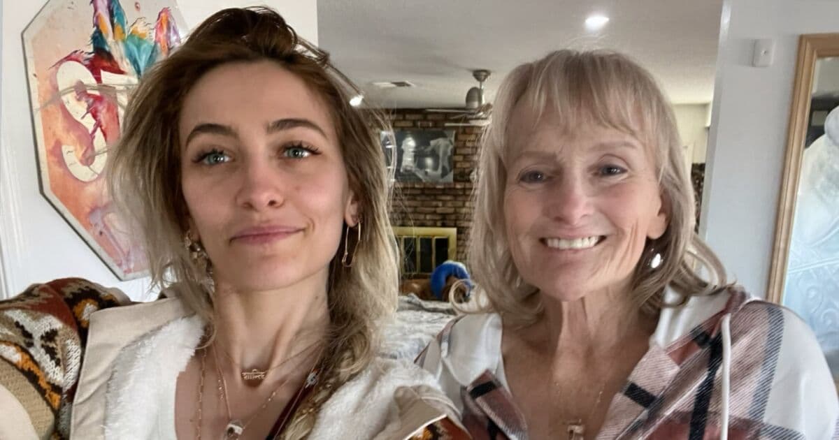 La historia de Paris Jackson de cómo conoció a su madre Debbie Rowe a los 15 años revela un vínculo inesperado.