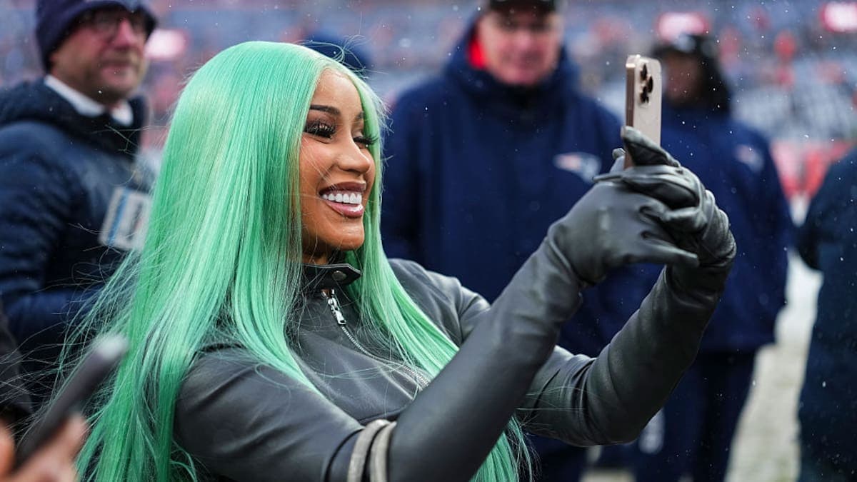 Cardi B se convierte en tendencia tras una divertida caída mientras baila para un robot en su reciente aparición.