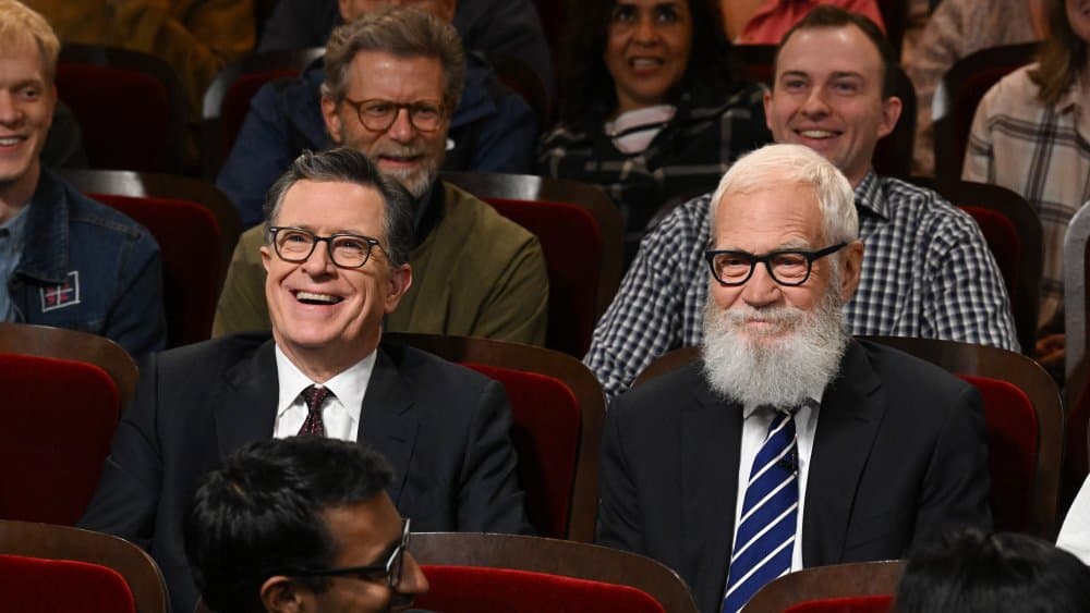 David Letterman vuelve a The Late Show y lanza muebles de CBS en una burla hacia la cadena.