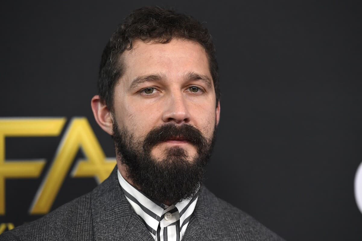 El actor Shia LaBeouf enfrenta tres cargos formales de agresión tras un incidente ocurrido recientemente en Nueva Orleans.