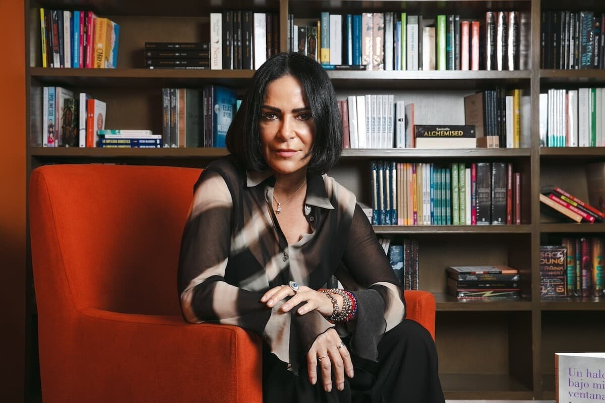 La autora Lydia Cacho vuelve a México para presentar su obra U'n halcón bajo mi ventana dedicada a mujeres valientes de 1968.