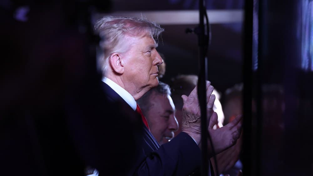 El expresidente Donald Trump fue recibido con abucheos en el Madison Square Garden durante el tercer juego de las finales.