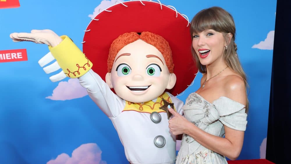 La nueva canción de Taylor Swift, I Knew It, I Knew You, alcanza el primer lugar en el Hot 100 de Billboard.