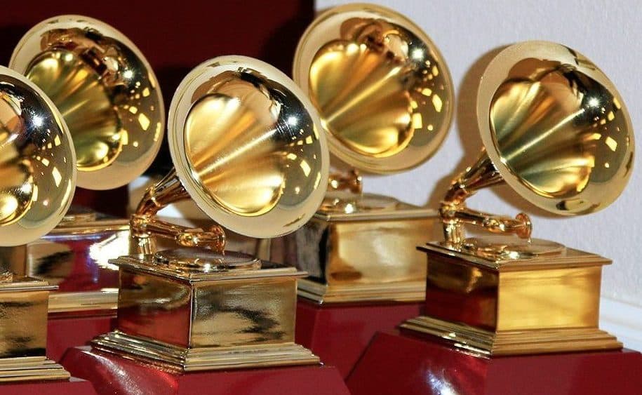 Los Grammy Awards implementan modificaciones importantes en las reglas para el mejor artista nuevo y álbum, impactando la premiación.