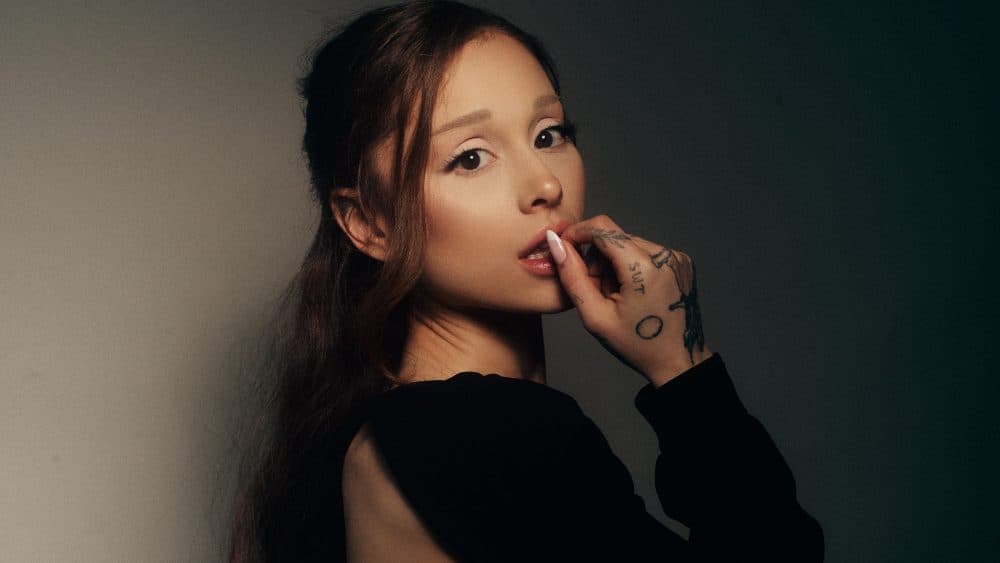 Ariana Grande presenta el nuevo video musical de Hate That I Made You Love Me, junto a Justin Long.